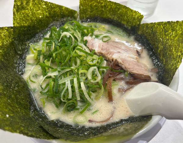 「ネギのりラーメン＋1玉無料替玉」@博多天神 新宿御苑店の写真
