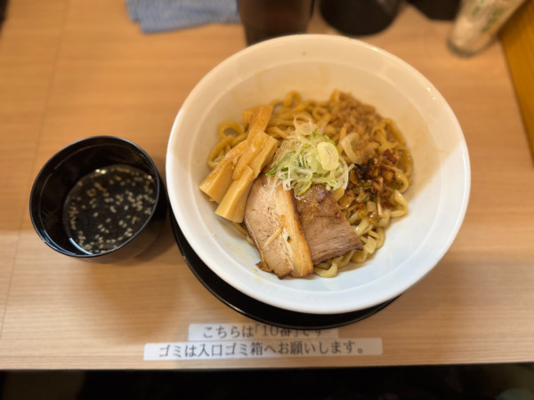 「醤油油そば並盛り(縮れ麺) 850円＊オープン記念500円」@本郷油倶楽部の写真