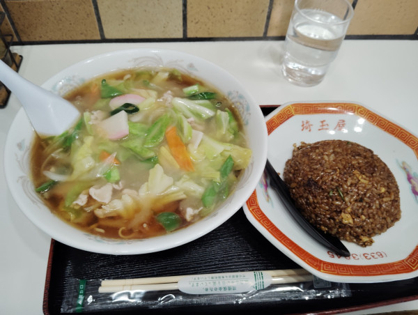「広東メン 800円 黒半(クロハン)450円」@中華料理 埼玉屋の写真