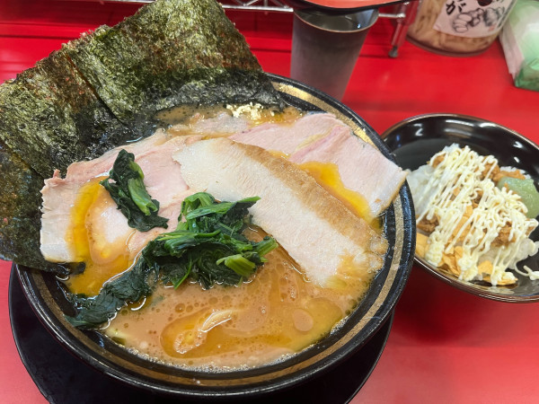 「チャーシューメン(3枚)+豚トロ  半ライス ¥1,250」@柏 王道家の写真