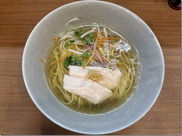 和出汁塩ラーメン鶏（野菜の油）（950円）