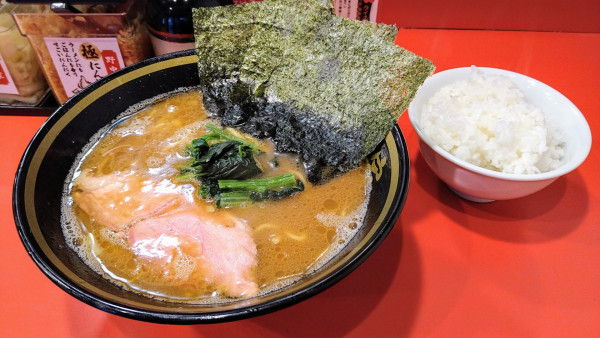 「ラーメン(味濃いめ･麺硬め)+ライス食べ放題」@横濱家系ラーメン 六代目野中家の写真