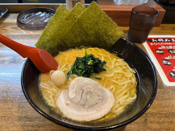 「醤油ラーメン 820円 ライス、大盛り無料」@横浜家系ラーメン 赤家 いりなか店の写真