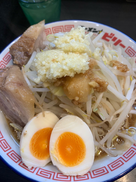 「豚出汁味玉ラーメン2枚(ﾆﾝﾆｸｱﾌﾞﾗ)」@ラーメン☆ビリー いわき平店の写真