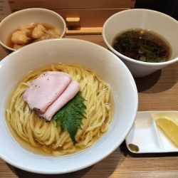 昆布水つけ麺（醤油、二種のワンタン付き）