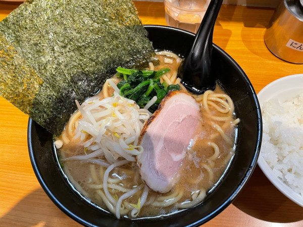 「ラーメン¥890ﾗｲｽ￥100」@横浜ラーメン てっぺん家 元住吉店の写真