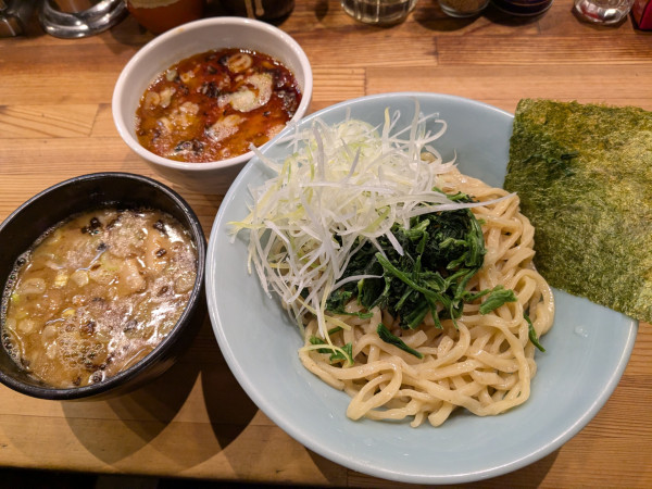 「2色つけ麺 (濃厚・地獄)」@鶴一家の写真