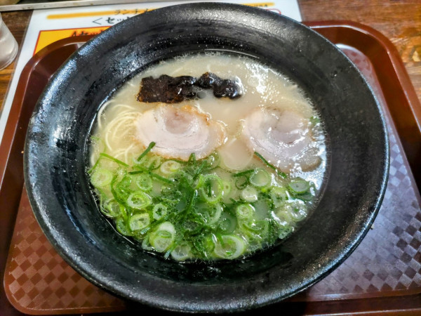 「豚骨ラーメン 並盛 500円」@博多っ子ラーメンの写真