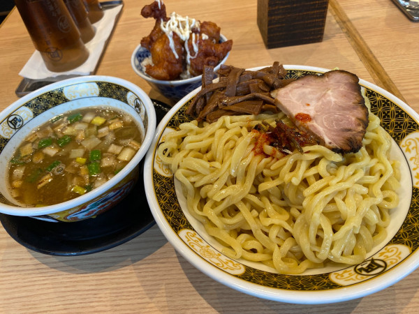 「すごい煮干しつけ麺＋メンマ＋ミニ唐揚げ丼」@どうけん 新百合ヶ丘マプレ店の写真