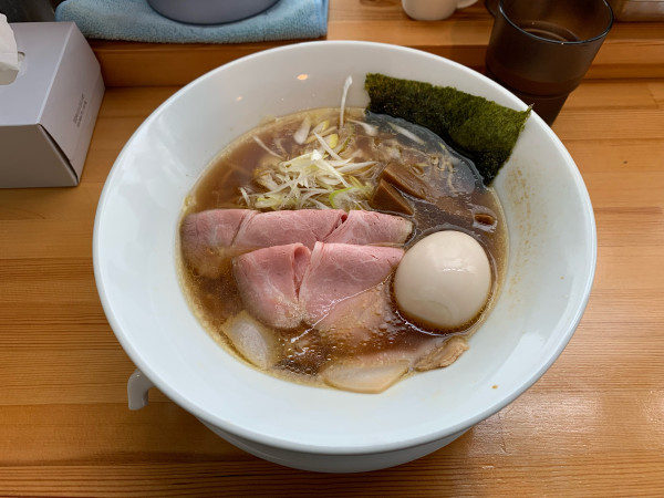 「醤油らぁめん＋味付玉子950円」@らぁめん篠﨑の写真