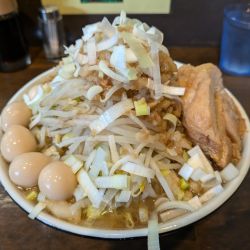 ラーメン、全マシ＋ウズラ