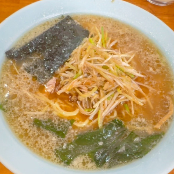 「ねぎラーメン700円+ねぎ倍のせ200円+ライス100円」@らーめん ねぎやの写真