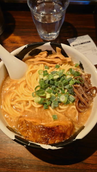 「らーめん　白」@麺屋武蔵 武骨の写真