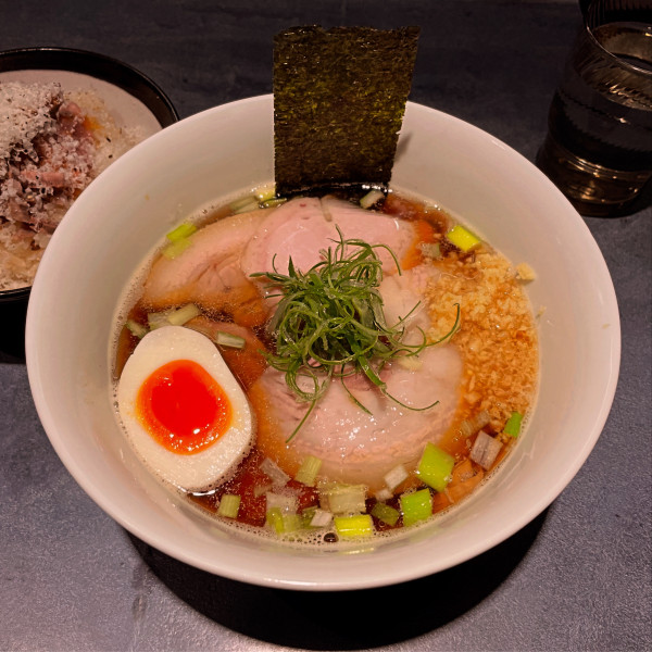 「中華ソバ(醤油)＋限定チャーシュー」@うずとかみなりの写真