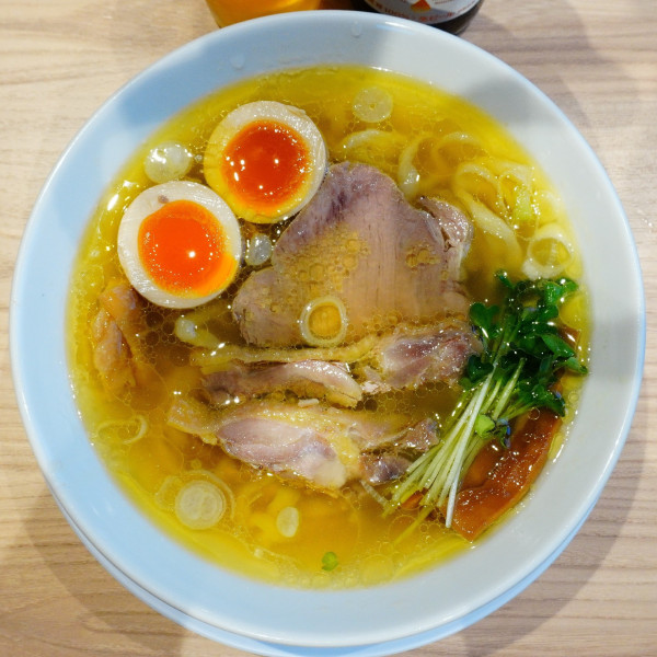 「塩味玉中華そば＋瓶ビール」@手打 親鶏中華そば綾川 大成店の写真