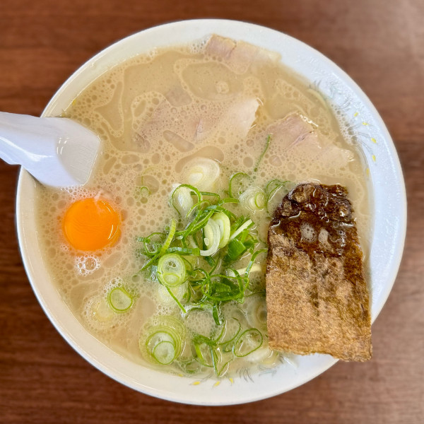 「生卵入りラーメン（800円）」@来久軒の写真