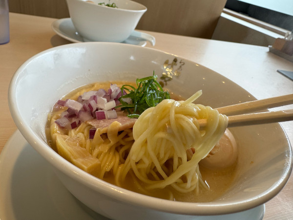 「特製濃厚鶏白湯塩らぁ麺　1232円」@らぁ麺はやし田 南船橋店の写真