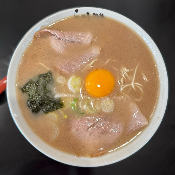 「卵入りらーめん（850円）」@らーめん物語 豚の恩返しの写真
