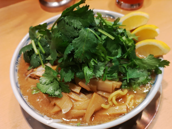 「パクチーレモン味噌ラーメン 1400円」@ラーメン くにおの写真
