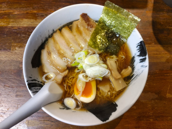 「支那そば ほほ肉 1080円 大盛り100円」@ひじり屋 西新宿店の写真