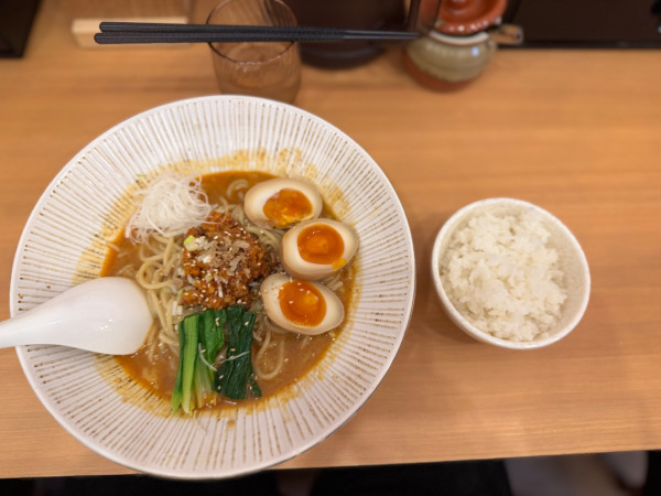 「汁なし担々麺辛さ普通1050円+オープンサービス味玉.ライス」@寿限無 担々麺 三田店の写真