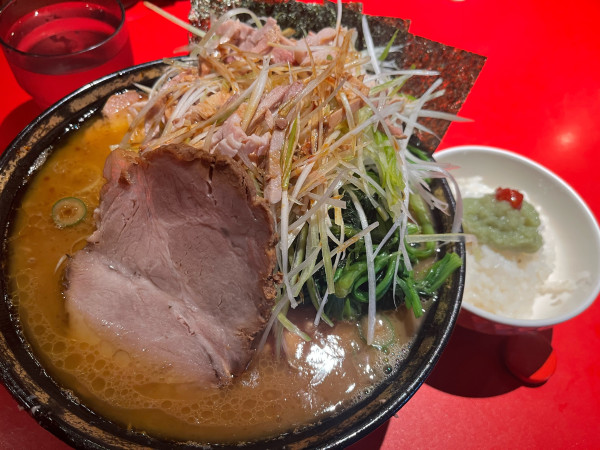 「チャーシューメン中+ネギチャーシュー+特上チャーシュー 半ライス」@厚木家の写真