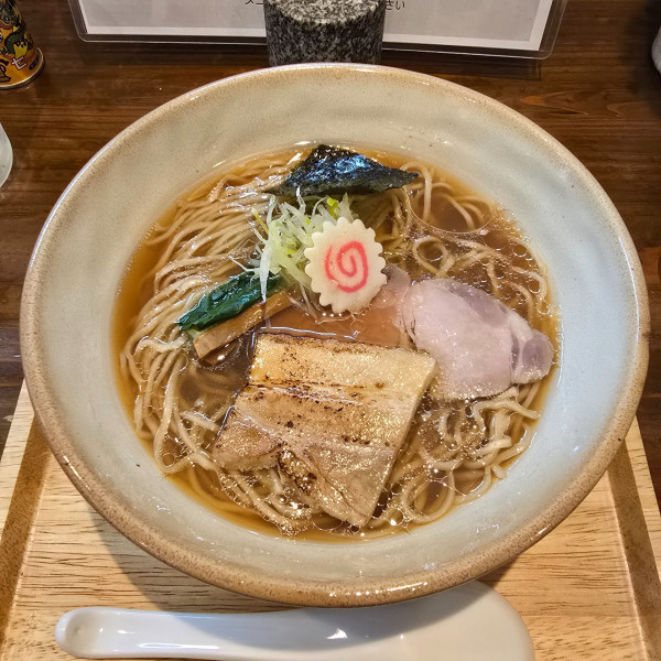 「貝と豚の醤油そば」@らぁ麺すずむしの写真