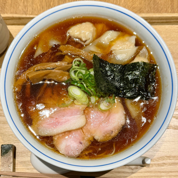 「醤油ワンタンらぁ麺本店サイズ」@らぁ麺すぎ本 丸の内店の写真