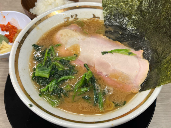 「ラーメン+半ライス」@王道家直伝 との丸家 越谷店の写真