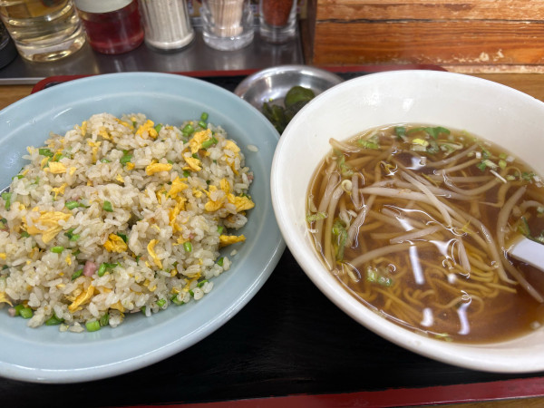「ニラ炒飯＋小ラーメン（830円）」@中華料理 香源の写真