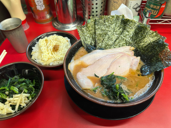 「ラーメン（中盛）、青菜のりライス」@柏 王道家の写真