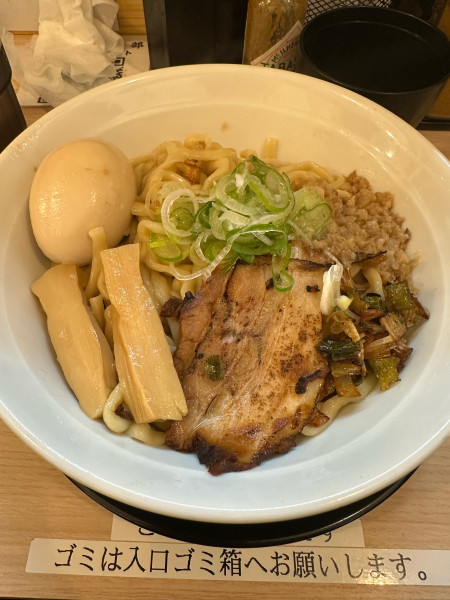 「旨塩油そば(大盛)+味玉+背脂」@本郷油倶楽部の写真