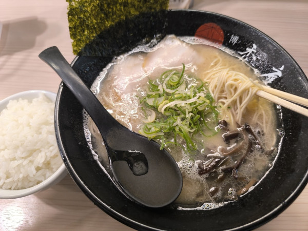 「らーめん(無料ライス小で)(750)」@博多禿鷹の写真