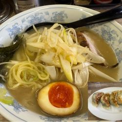 ネギラーメン900円、餃子450円