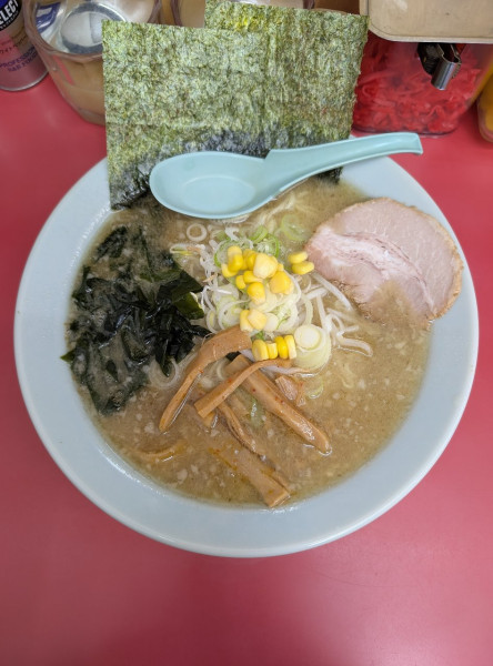 「しおラーメン+かつお節粉」@ラーメンショップ 犬塚本店の写真