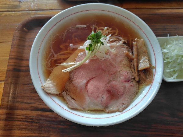 「しょうゆらーめん850円、白髪ネギ100円」@玖の写真