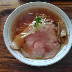 しょうゆらーめん850円、白髪ネギ100円