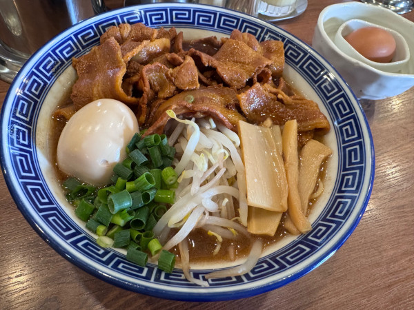 「特性徳島ラーメン 1400 +生卵 50」@徳島ラーメン はるまの写真