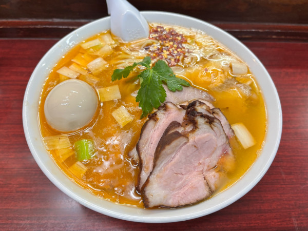 「こく塩　海老油　特製トッピング」@鶏こく中華 すず喜の写真