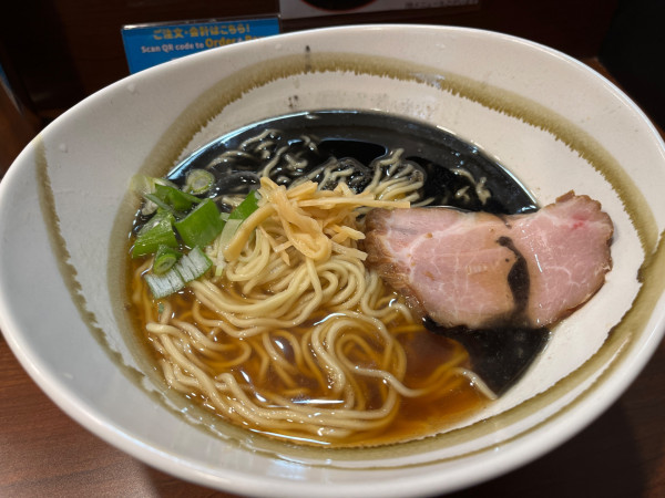 「焦がし醤油らーめん大盛り」@ラーメンニキ新橋の写真