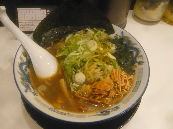 「旭川　醬油らーめん（麺小盛り、+ネギ（トッピングサービス）」@北海道らーめん みそ熊 新橋店の写真