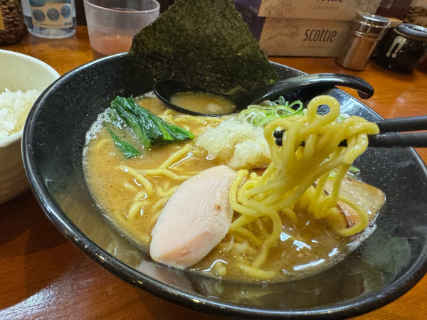 「鶏白湯らーめん950円」@らーめん処 まるはの写真