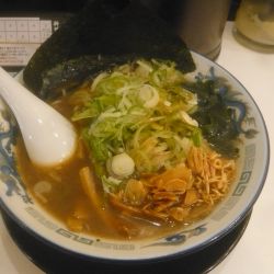 旭川　醬油らーめん（麺小盛り、+ネギ（トッピングサービス）