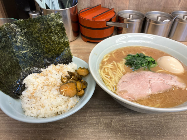 「ラーメン(並)ライス(並)」@横浜らーめん 渡来武の写真