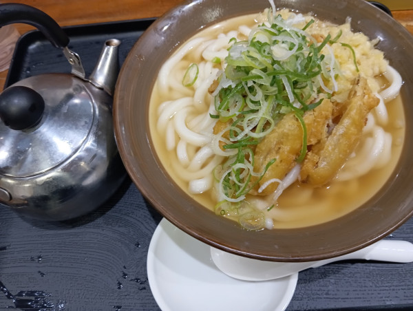 「ごぼう天うどん・やわ（¥520）」@牧のうどん 博多バスターミナル店の写真