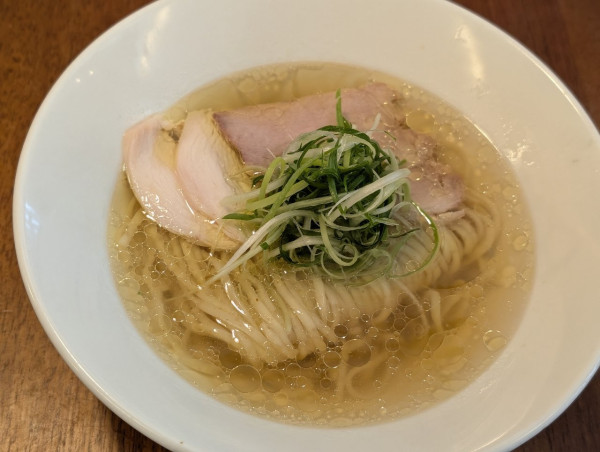 「丸鶏塩とミニオムチャ」@らーめん餃子専門店 まんねん 心斎橋店の写真