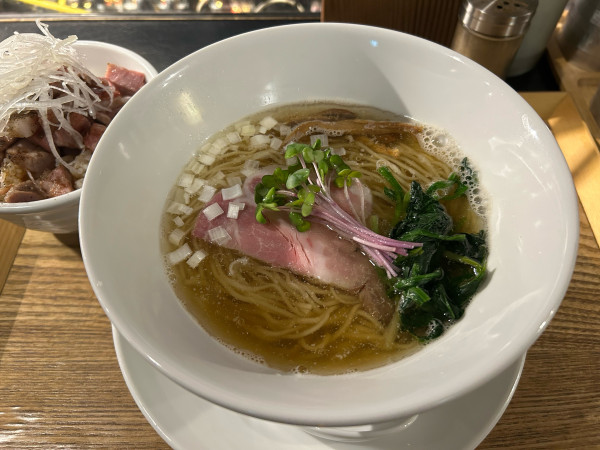 「らぁ麺【塩】+絶品炙りチャーシュー丼低温調理」@のど黒らぁ麺 永屋の写真