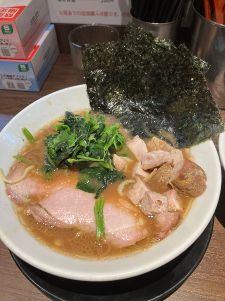 「ラーメン　900円　ライス100円」@横浜家系らーめん 輝道家 水道橋駅前店の写真