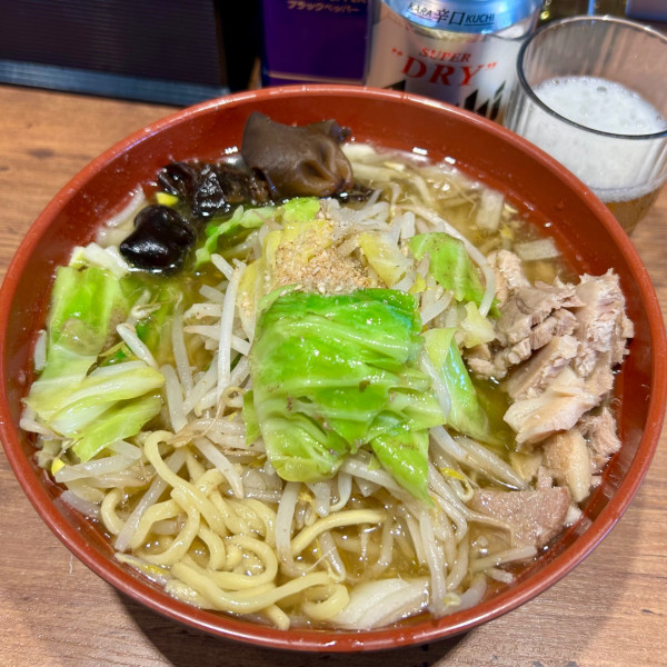 「やさいラーメン(ミックス・太麺・あぶら多め)+缶ビール」@イレブンフーズ 源流 南品川店の写真