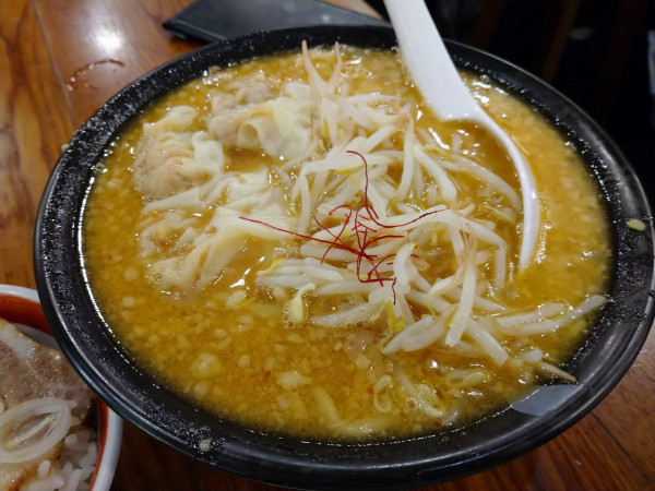 「粗挽き味噌わんたん麺（1,034円）」@広州市場 五反田店の写真